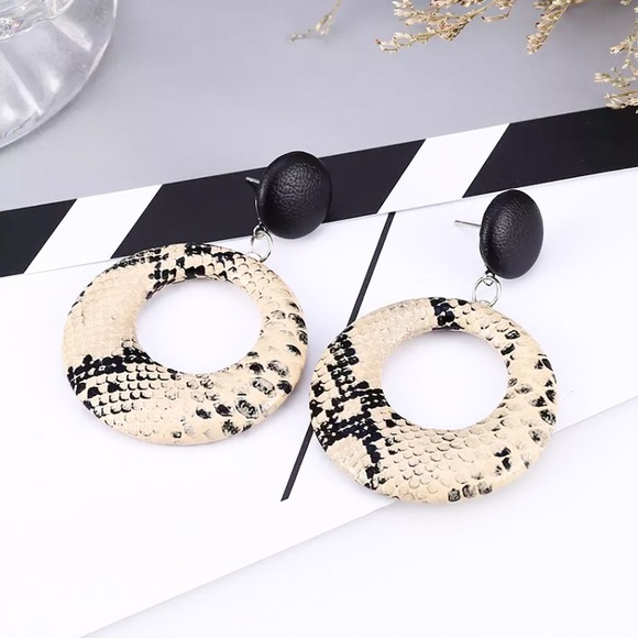 🔴5/$15⚠️𝗖𝗟𝗘𝗔𝗥𝗔𝗡𝗖𝗘⚠️Cream Earrings NEW - Picture 11 of 11